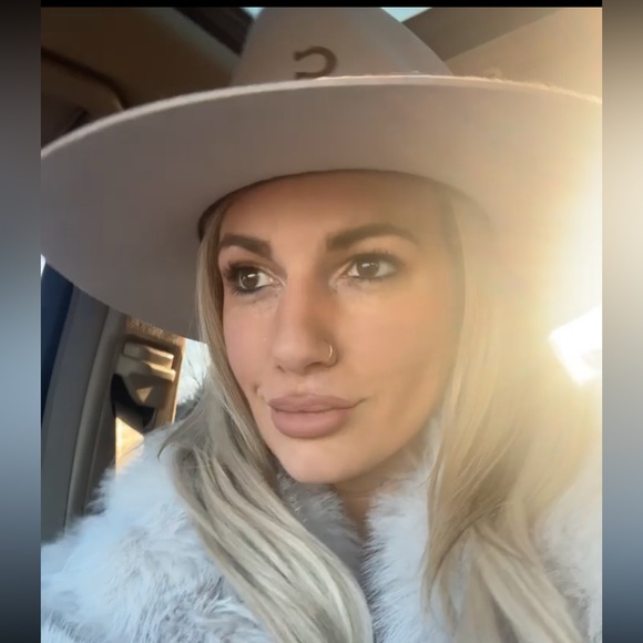 Meet your Posher, Ashley - Picture 1 of 1